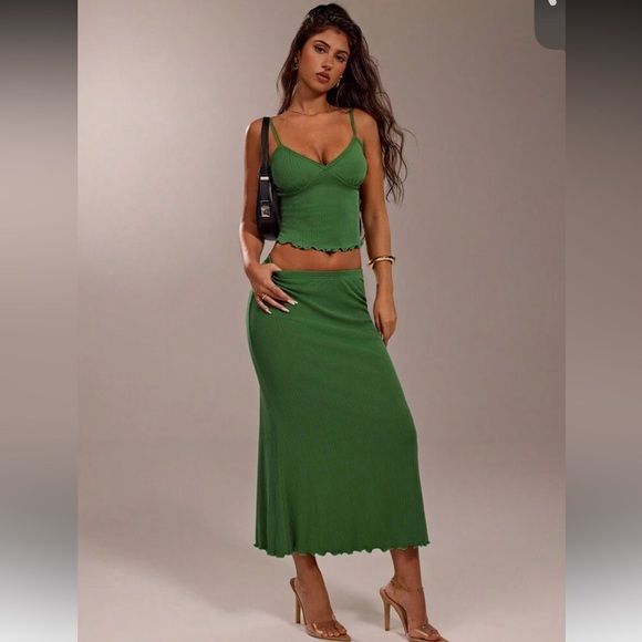 2 pc Green Women's Skirt set. For a night out or the beach - Picture 5 of 5